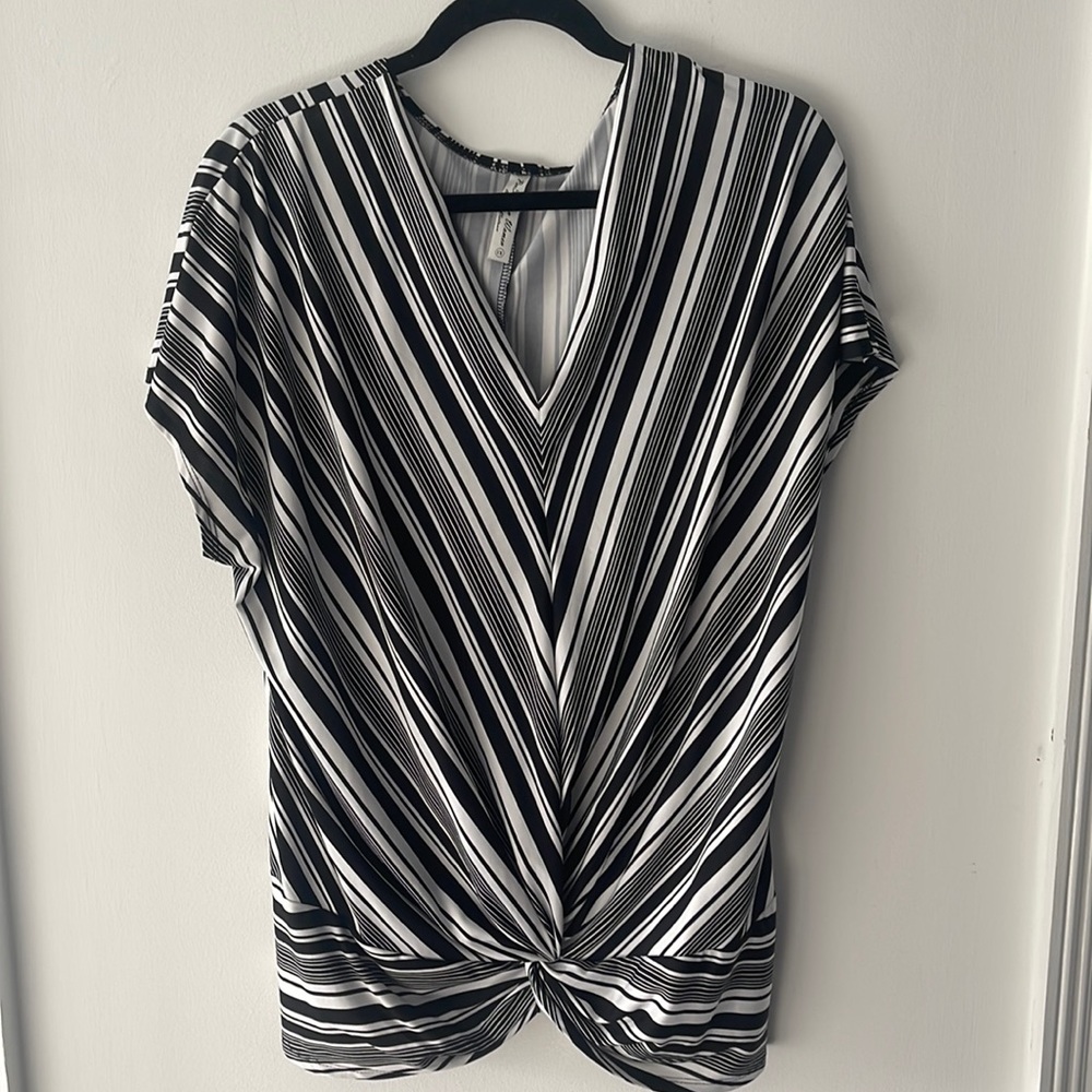 🖤🤍🖤 Black & White Women’s Top 🖤🤍🖤